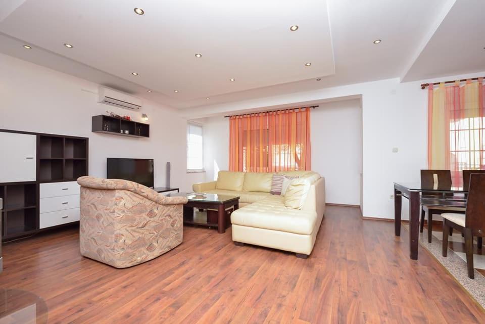Sreca Apartment Near Beach With Bbq Бибинье Экстерьер фото