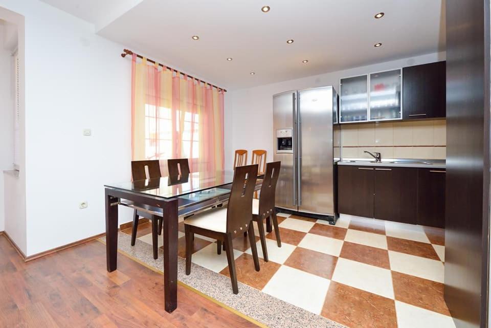 Sreca Apartment Near Beach With Bbq Бибинье Экстерьер фото